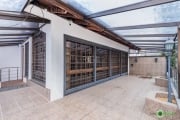 Belíssima Casa medindo 307 M² de área construída, averbada na matrícula, mas 540 M² de área total construída, composta de :&lt;BR&gt;No pavimento térreo, living três ambientes, lavabo, escritório, dua