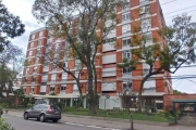 Edifício Marechal Castelo Branco, bairro Praia de Belas em Porto Alegre. Amplo apartamento de 3 dormitórios e dependência completa, de frente a fundos com as melhores orientações solares, todo em parq