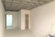 Sala comercial de 32m² com banheiro e 01 vaga de garagem coberta escriturada. Andar alto, com ótima iluminação e ventilação. O condomínio comercial conta com elevador e portaria. &lt;BR&gt;Ótima local