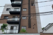 Apartamento novo de 1 dormitório na cobertura de 33m², com sacada e quintal privativo.