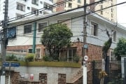 Sobrado à venda de 220m², com 4 dormitórios. 2 suítes e 2 vagas de garagem. Santana.