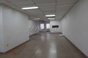 Sala comercial de 460m², com banheiro, possuindo um galpão em baixo separado.