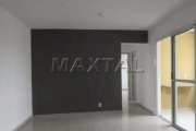 Apartamento com dois dormitórios, sala, cozinha, banheiro e vaga de garagem.