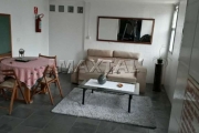 Apartamento com 1 dormitório, sala, cozinha e banheiro, vaga coberta e manobrista.