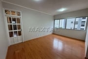 Apartamento com 3 dormitórios, sala ampla, cozinha e área de serviço, uma vaga coberta de garagem.