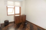 Ótimo apartamento no Menino Deus, reformado, desocupado, de frente, com 93m² privativos, de 3 dormitórios. Possui sala de estar, 3 dormitórios sendo 1 com sacada, banheiro amplo com box de vidro e ven