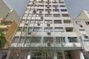 Ótimo apartamento no Centro, próximo da Av Borges de Medeiros e da UFRGS, de 2 dormitórios. Possui living amplo, 2 dormitórios, banheiro social com box de vidro, cozinha, área de serviço e banheiro au