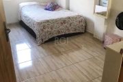 Apartamento térreo tipo casa, no bairro Medianeira em Porto Alegre, 2 dormitórios, living 2 ambientes, 2 banheiros , social e auxiliar, semi mobiliado, cozinha e lavanderia, pátio, cozinha com churras