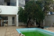 Excelente casa no bairro Glória, com 4 dormitórios, 3 banheiros, 1 suíte, 2 hidromassagem, living amplo 2 ambientes, cozinha, lareira, churrasqueira. Ótimo quintal com salão de festas com piscina, opç