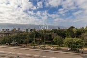 Apartamento amplo de 3 dormitórios, andar alto com vista para o Parque Farroupilha, living para dois ambientes, cozinha com área de serviço separada, e 1 lavabo.&lt;BR&gt;&lt;BR&gt;Prédio com elevador