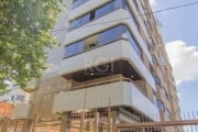 Cobertura/Duplex   no Bairro Petrópolis com 324,37m² de área privativa.&lt;BR&gt;Andar inferior: hall de entrada, lavabo, Living 2 ambientes c/ lareira,  3 dormitórios sendo 1 suíte com banheira Hidro