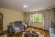 À venda apartamento com 131m², 3 quartos e 1 vaga de garagem. Sendo living para três ambientes, suíte com hidro, cozinha muito espaçosa, área de serviço separada, dependência de empregada com banheiro