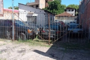 Terreno medindo 10m por 30m, totalizando 300m² no bairro Jardim Carvalho. Todo murado, com gradil na frente e uma construção em alvenaria. Está localizado próximo a Avenida Protásio Alves e a poucos m