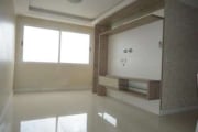 Apartamento semi mobiliado, com 3(três) dormitórios, sendo 1 (um) suíte, living de 2(dois) ambientes com rebaixamento em gesso e sanca, cozinha americana montada, piso porcelanato, ar split, andar alt