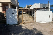 Terreno com 392m² possuindo uma casa de madeira mista de 82m² construída nos fundos. &lt;BR&gt;A casa mista conta com 2 dormitórios, 1 banheiro e 1 cozinha que integra as duas partes. &lt;BR&gt;&lt;BR