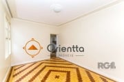 Imobiliária Orientta ALUGA  excelente apartamento com 03 dormitórios, sendo 01 com sacada, living 02 ambientes, cozinha com pia e balcão, área de serviço com tanque, banheiro social com box. Imóvel no