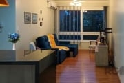 Espaçoso apartamento semi-mobiliado de 3 dormitórios, incluindo 1 suíte, destaca-se pelo amplo living e sala de jantar, cozinha americana com churrasqueira e excelente acabamento, com móveis planejado