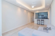 Apartamento mobiliado de três quartos, dois banheiros, living amplo com sacada fechada. Conta com cozinha e área de serviço.&lt;BR&gt;Vista maravilhosa no 13 andar!!&lt;BR&gt;Totalmente reformado ( Pi