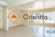 Imobiliári ORIENTTA ALUGA CASA RESIDENCIAL OU COMERCIAL (localizada próxima ao shopping Iguatemi). Possuí 240m2, sala de estar e jantar integradas, cozinha, lavanderia, 1 suíte com closet e banheira, 