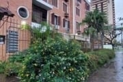 Apartamento no bairro Menino Deus com 3 dormitórios, sendo 1 suíte, 1 vaga de garagem, sala, banheiro social, cozinha e área de serviço.&lt;BR&gt;Condomínio sal?o de festas, playground, quiosque com c