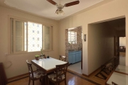 Apartamento de 117m², 3 dormitórios, sendo 1 com sacada integrada, living para dois ambientes, sala de jantar, cozinha, área de serviço separada e 2 banheiros. Imóvel de frente, reformado, em andar al