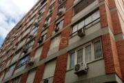 Vende  apartamento com 3 dormitórios, 1 suíte 111,14m² de área privativa, 3 banheiros, localizado no Bairro Moinhos de Vento, com dependência de empregada com banheiro próximo ao Zaffari Moinhos. Poss