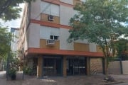 Amplo apto de 3 dormitórios, sendo 1 suíte,  a 1 quadra da Av. Goethe, living 2 ambientes, de frente, copa cozinha muito ampla, reformada, com churrasqueira e armários,  2 vagas individuais.&lt;BR&gt;