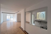 Excelente apartamento todo reformado, frente, com 03 dormitórios/quartos, sendo 01 com suite.&lt;BR&gt;Banheiro social  com bancada em granito e box de vidro temperado, ventilação natural.&lt;BR&gt;Li