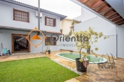 Imobiliária Orientta ALUGA EXCELENTE CASA com 5 dormitórios, garagem para 6 carros, sendo 2 vagas cobertas. Área externa na frente e nos fundos, piscina aquecida e salão de festas com churrasqueira e 