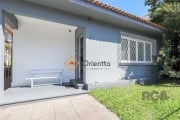 Imobiliária Orientta ALUGA CASA DE ALTO PADRÃO reformada e pronta para morar.&lt;BR&gt;Distribuída em living 2 ambientes, sala de jantar, cozinha americana equipada, área de serviço, lavabo, 3 suítes 