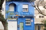 Orientta Imóveis ALUGA casa com excelente localização no bairro Bom Fim, na rua Felipe Camarão. O imóvel, configurado para uso comercial, também pode ser adaptado para fins residenciais. No andar térr