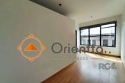 Imobiliária ORIENTTA ALUGA Excelente Sala comercial no bairro Tristeza em Porto Alegre com 26m² privativos e 8m² de uso comum, com 1 vaga de garagem coberta. Possuindo claridade natural. Sala comercia