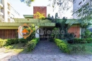 Imobiliária Orientta ALUGA EXCELENTE CASA com Living amplo, 3 dormitórios, salas de estar e jantar, cozinha, banheiro social, dependência de empregada com banheiro auxiliar, pátio com churrasqueira, l