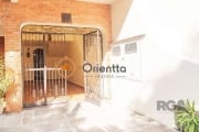 Imobiliária Orientta ALUGA CASA residencial com vaga para 02 carros, piso porcelanato, com 3 dormitórios, sendo um com suíte, 2 dormitórios com roupeiros, banheiro social com box, living com armário e