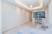 Apartamento mobiliado de 85m², 3 dormitórios, dois banheiros, living amplo com sacada fechada, no 13º andar, muito ventilado e com uma vista linda!&lt;BR&gt;Conta com cozinha americana e área de servi