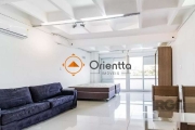 Imobiliária Orientta ALUGA excelente STUDIO MOBILIADO E SEM VAGA DE GARAGEM. Apartamento mobiliado com 1 Dormitório/Living com cama, armários, split, mesa com cadeiras e sofá, sacada, cozinha com pia,