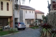 Linda casa em condomínio fechado no Bairro Ipanema. Casa com 3 dormitórios, sendo 2 suítes, 4 banheiro, sala ampla com 2 ambientes, sala de televisão no segundo piso, cozinha, lavanderia, área de serv