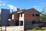 Lote com casa em condomínio para ser finalizada, possui projeto aprovado e esta com estrutura pronta e telhado, faltando acabamentos e reboco externo, possui 229m² com 3 suítes, lavabo, living 3 ambie