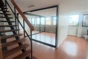 Excelente sala comercial DUPLEX localizado em andar alto com vista espetacular no coração do bairro Moinhos de Vento. O edifício tem portaria, elevador e 1 vaga de garagem. Na sala consta recepção, la