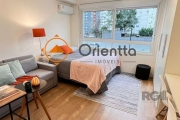 Imobiliária Orientta ALUGA, lindíssimo apartamento compacto de luxo, ao lado da PUCRS. Infraestrutura completa, com dormitório, sala, cozinha e banheiro. Totalmente mobiliado, finamente decorado e equ