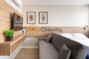 Imobiliária Orientta ALUGA Studio mobiliado pronto para te receber com conforto e estilo! No ambiente integrado, você encontrará uma cama de casal e um sofá-cama, além de um guarda-roupa com espelho d