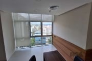 Excelente sala/conjunto comercial de 33 m² com recepção mais uma sala com banheiro e armários sob medida, ar condicionado central, e persianas nas janelas , ensolarada com sol da manhã .&lt;BR&gt;Vaga