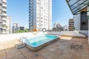 Imobiliária Orientta ALUGA EXCELENTE COBERTURA com SACADA situada no bairro Petrópolis.&lt;BR&gt;Composta por 3 dormitórios, sendo 1 suíte, sala de estar, sala de jantar, cozinha, 4 banheiros, 2 vagas