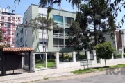 Apartamento com 2 dormitórios, impecável, living para 2 ambientes, sala jantar, cozinha montada, área de serviço e banheiro auxiliar, todo em laminado novíssimo, roupeiro modulado, ensolarado e arejad