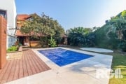 Casa com 335 m² privativos, 3 dormitórios (1 suíte) e 4 vagas de garagem!&lt;BR&gt;&lt;BR&gt;Imponente e espaçosa, esta casa oferece um amplo living com lareira central, cozinha americana com copa, ch