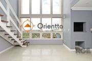 Imobiliária Orientta ALUGA excelente apartamento DUPLEX semi mobiliado, 3 dormitórios (1 suíte), living em porcelanato com pé direito duplo e linda vista. Sala de estar e jantar definida, churrasqueir