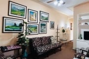 Apartamento 2 dormitórios com sacada, de frente,  living dois ambientes, cozinha ampla, área de serviço, banheiro social e banheiro auxiliar. Prédio pequeno, apartamento no 2º andar, um lance de escad