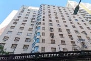 Apartamento de frente 92 m² com 3 dormitórios, living amplo, cozinha americana com armários,área de serviço, banheiro social, dependência empregada completa.Prédio com elevador, portaria 24h.  Andar a