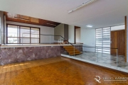 Venda de Casa com 1,820 m² totais- Menino Deus. 4 vagas, 4 dormitórios, sendo 1 suíte, 1 varanda, lareira e churrasqueira. Em localização privilegiada no bairro Menino Deus, oferecendo vista panorâmic