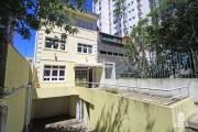 Excelente casa no bairro Rio Branco. O 1º pavimento conta com espaço para 3 ambientes, cozinha e banheiro com acessibilidade. O 2º pavimento possui espaço para 2 ambientes, 1 suíte e 1 banheiro social